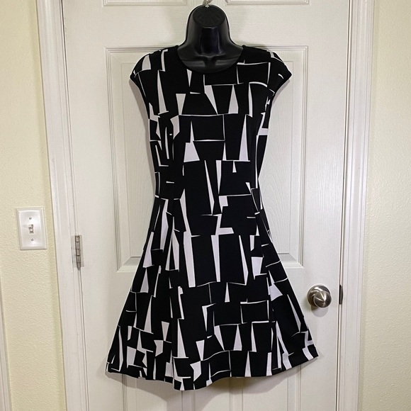 Vince Camuto Dresses & Skirts - Vince Camuto Black and White Abstract Mini Dress
